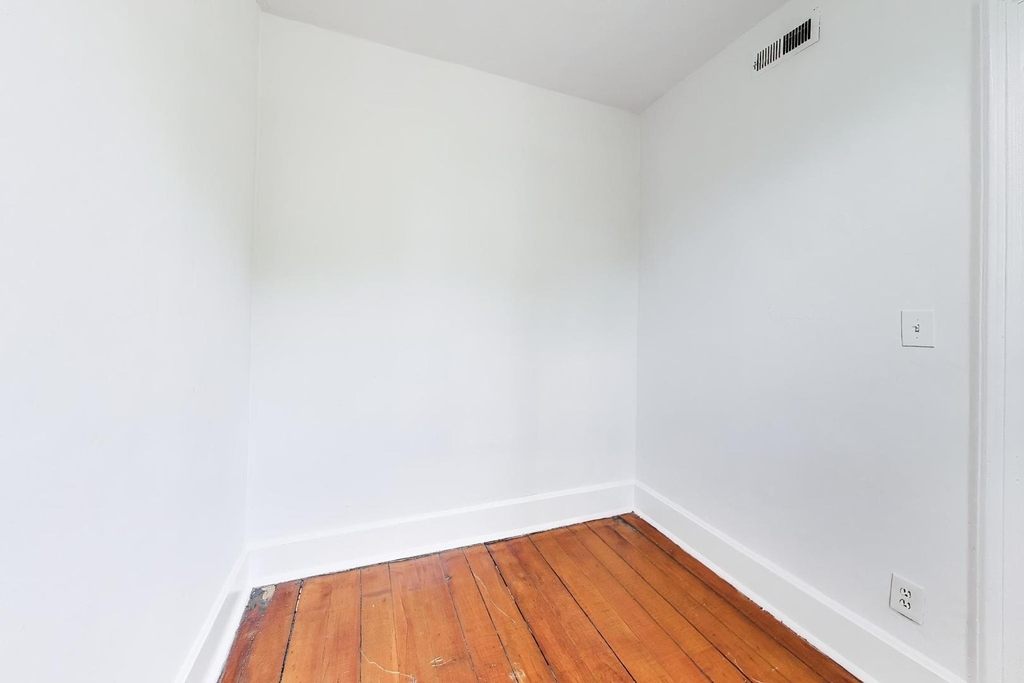 812 W 19th Street - Photo 9