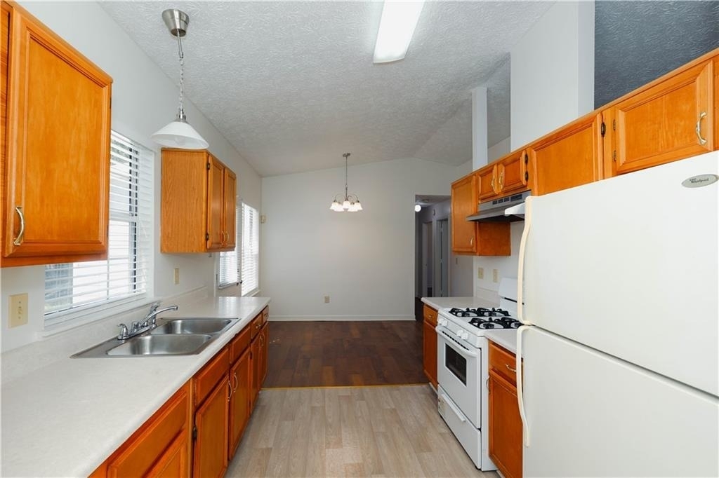 6560 Emerald Pointe - Photo 4