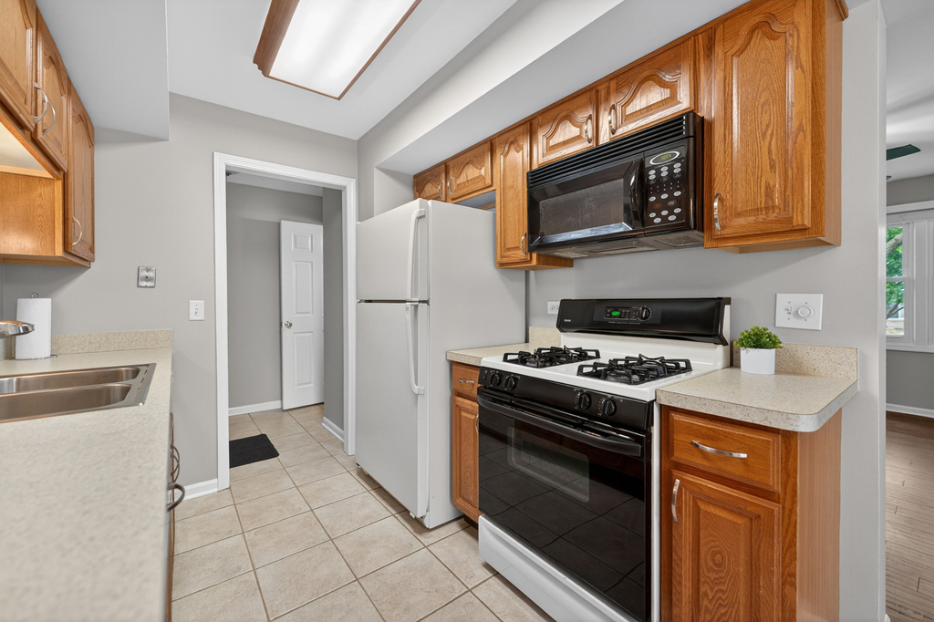 212 Amherst Court - Photo 15
