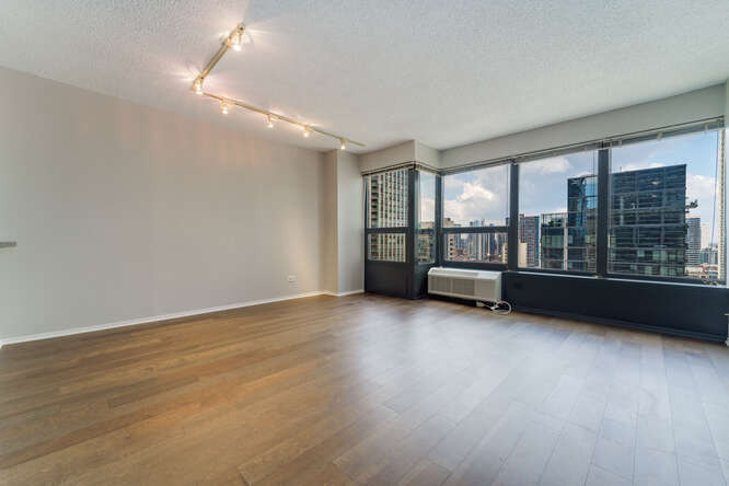 30 E Huron Street - Photo 2