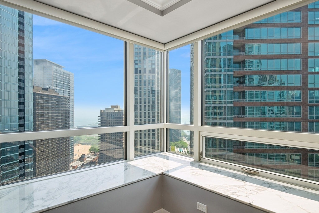 512 N Mcclurg Court - Photo 1