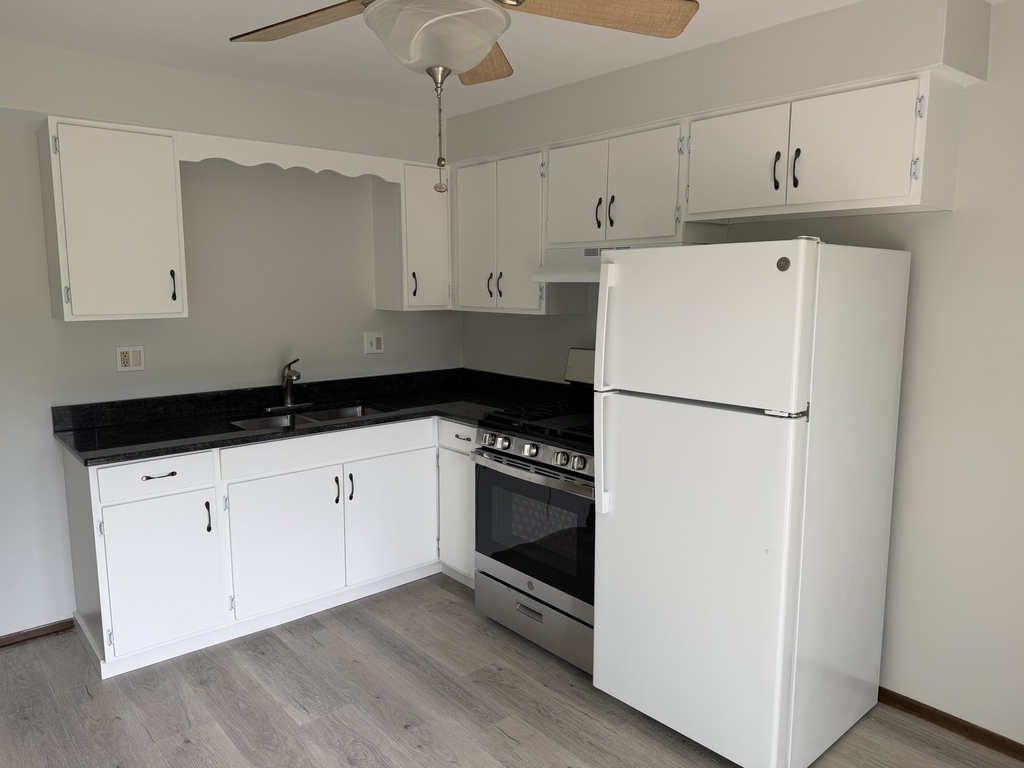 1465 Abbott Drive - Photo 3