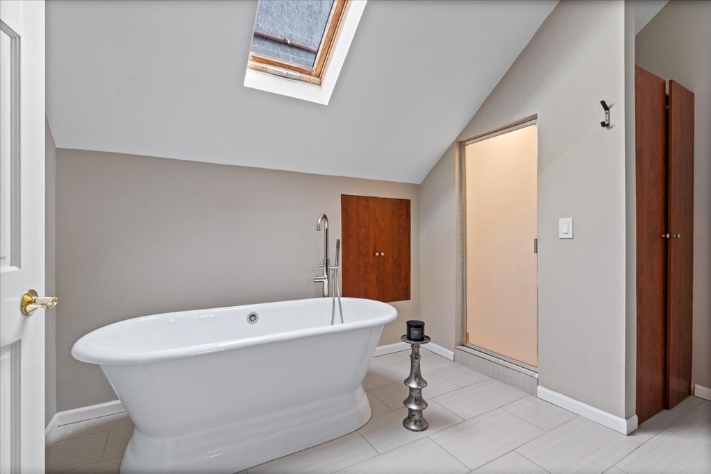 2553 N Southport Avenue - Photo 16