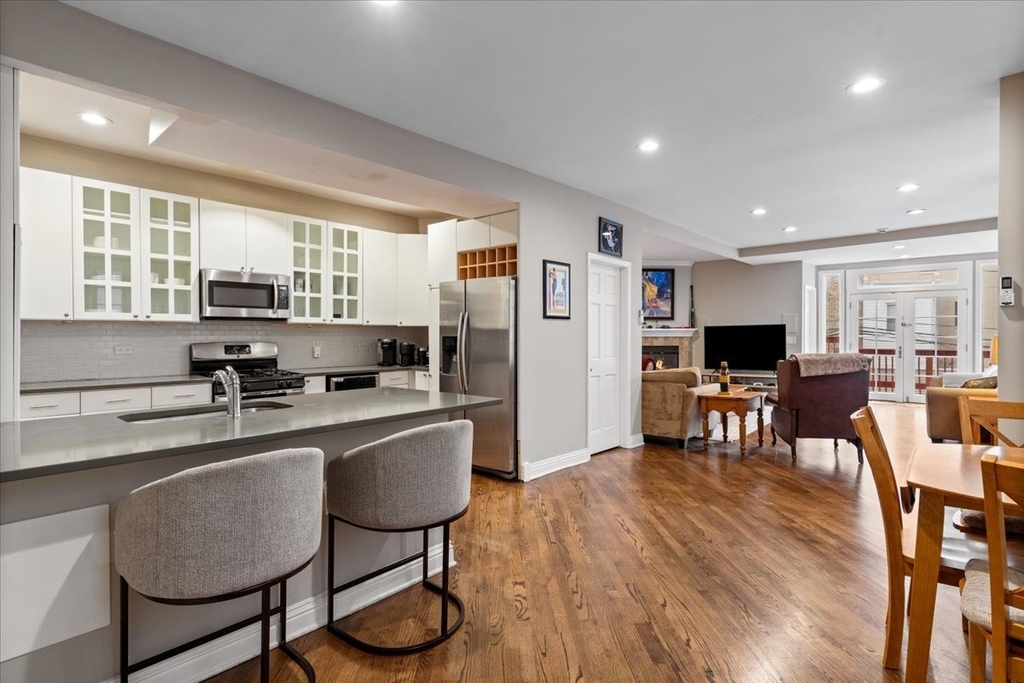 2553 N Southport Avenue - Photo 8