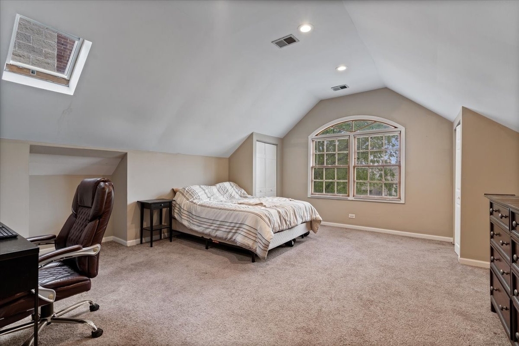 2553 N Southport Avenue - Photo 10