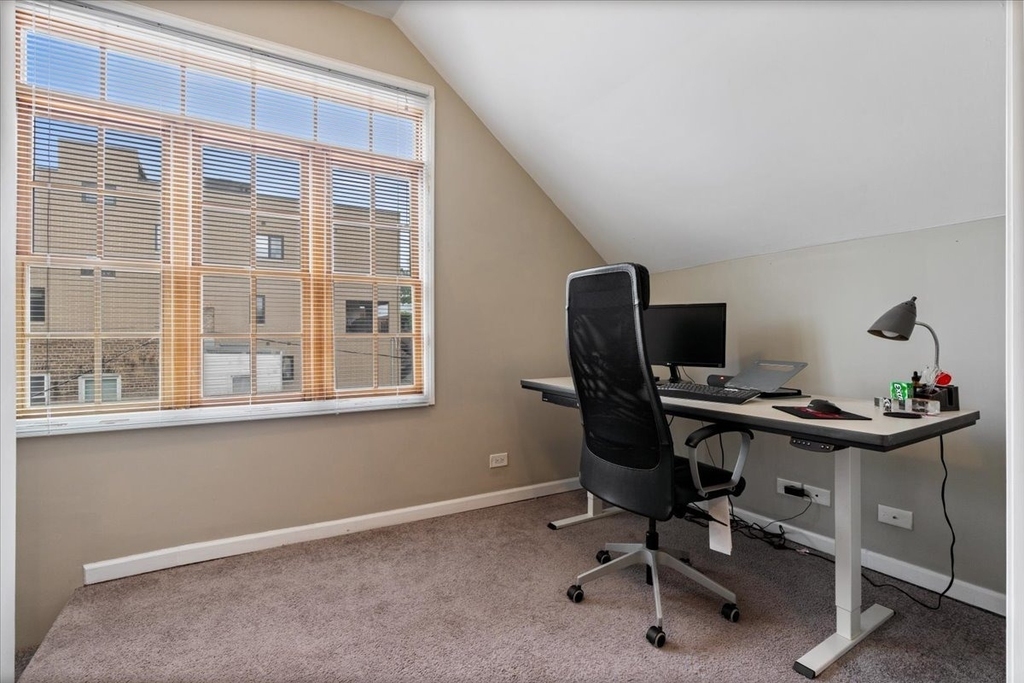 2553 N Southport Avenue - Photo 14