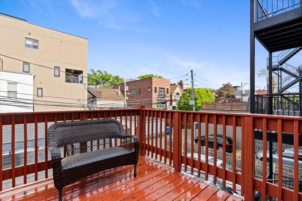 2553 N Southport Avenue - Photo 19