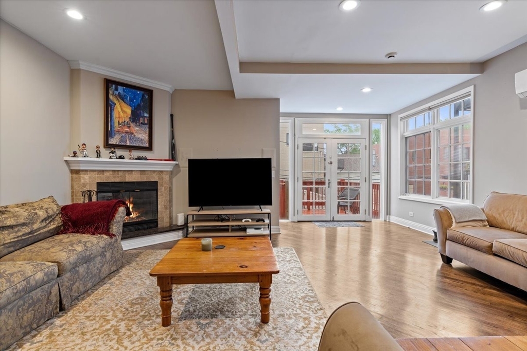 2553 N Southport Avenue - Photo 3