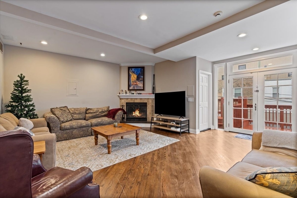 2553 N Southport Avenue - Photo 2