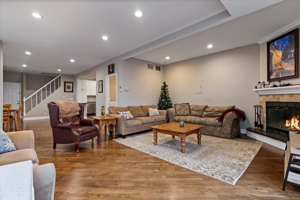 2553 N Southport Avenue - Photo 1