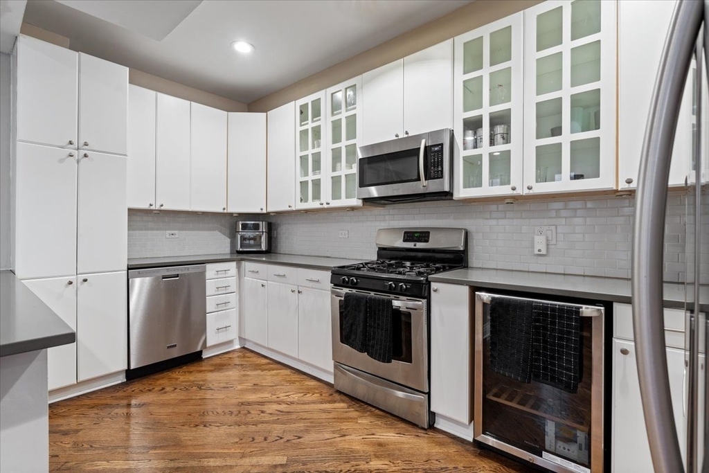 2553 N Southport Avenue - Photo 7