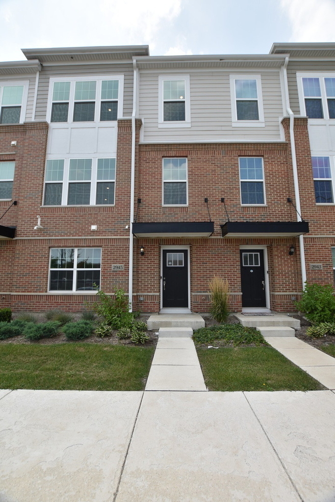 2945 Showplace Drive - Photo 0