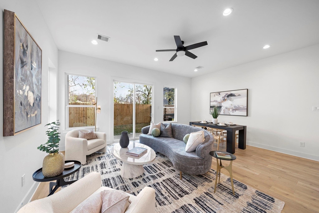 309 E 43rd Street - Photo 2