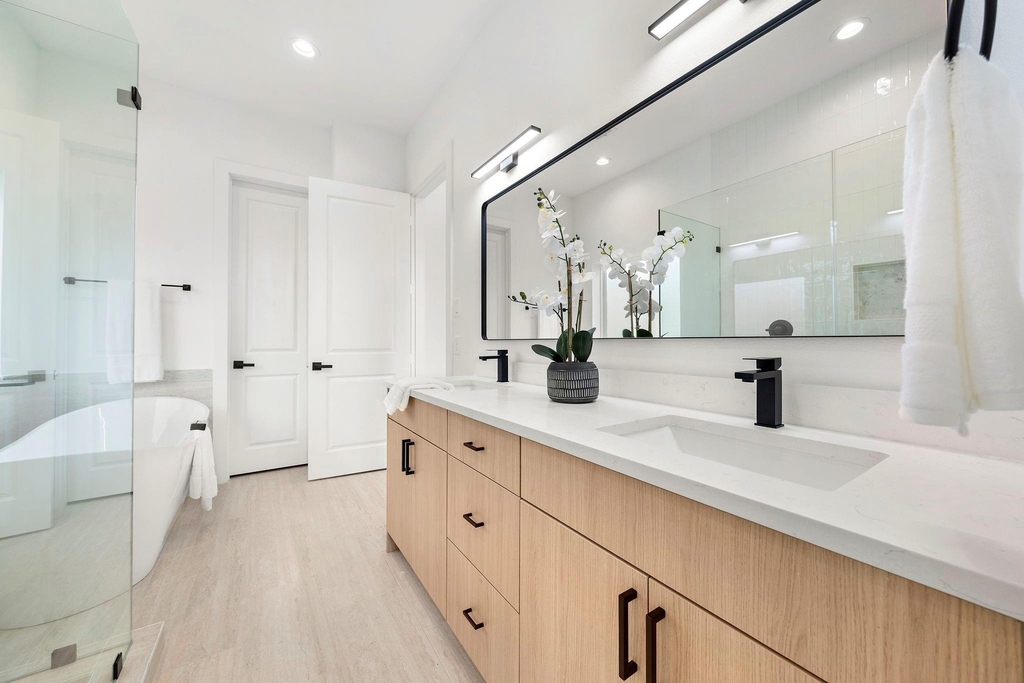 309 E 43rd Street - Photo 11