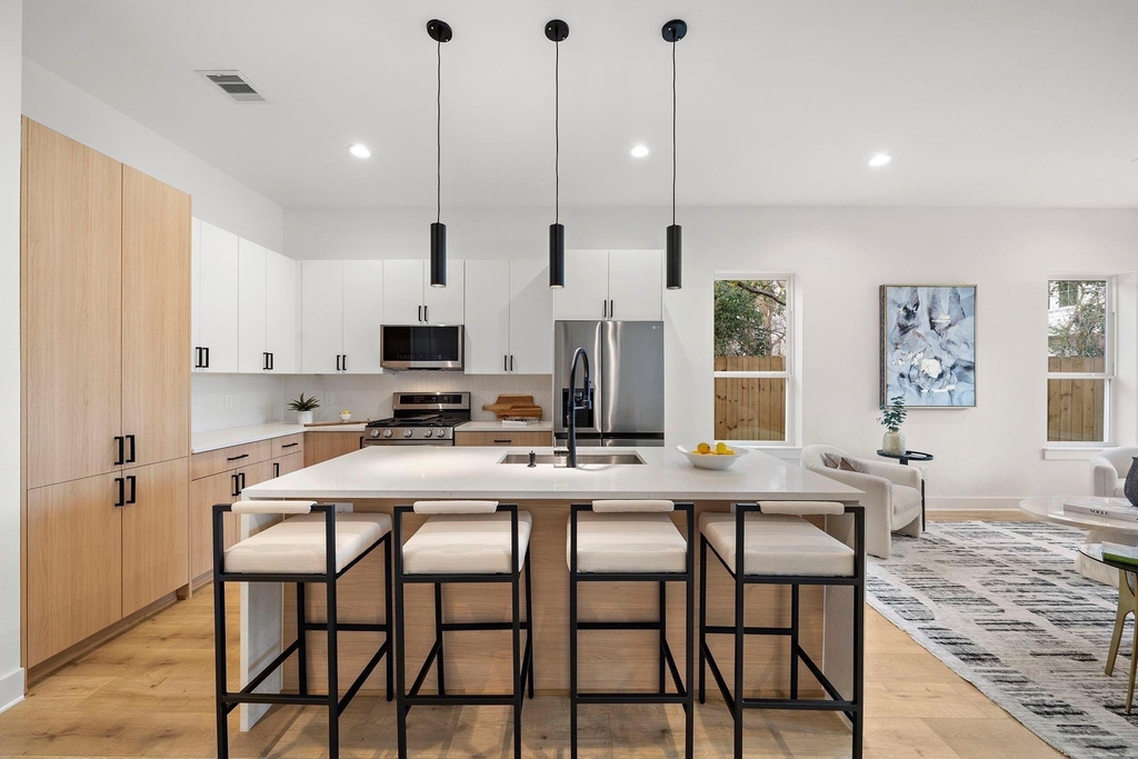 309 E 43rd Street - Photo 5