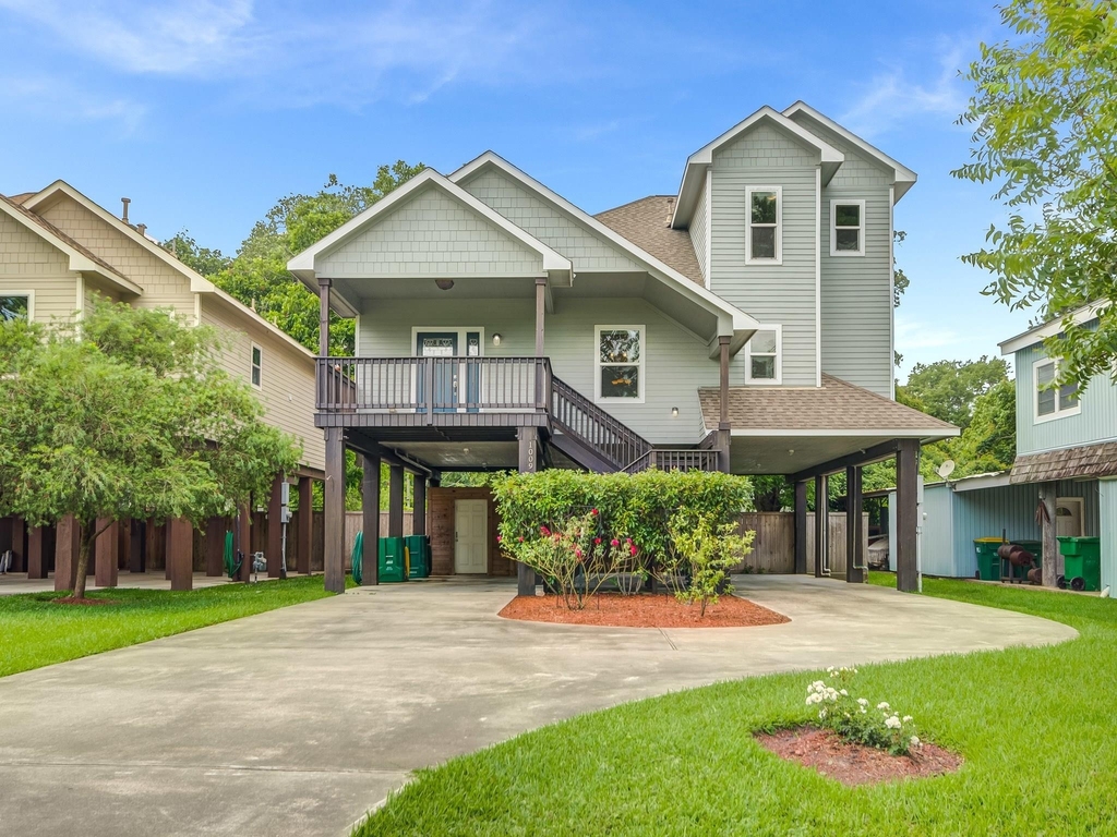 1009 Bryan Avenue - Photo 0