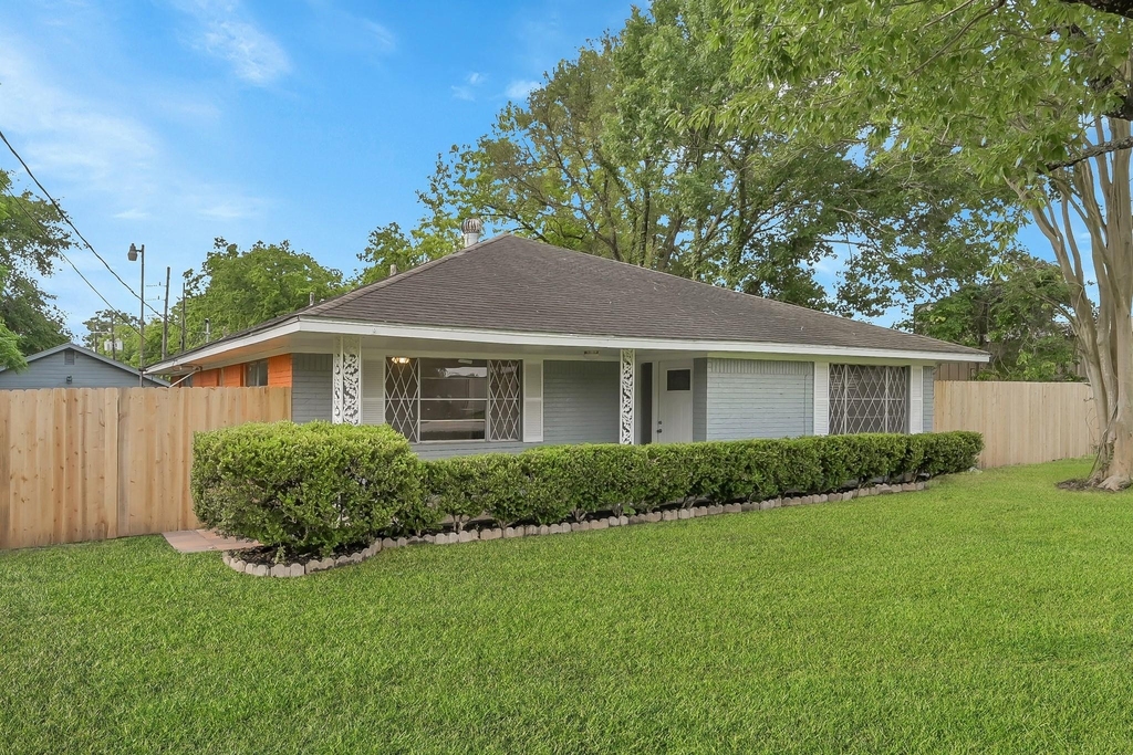 206 E Powell Street - Photo 1