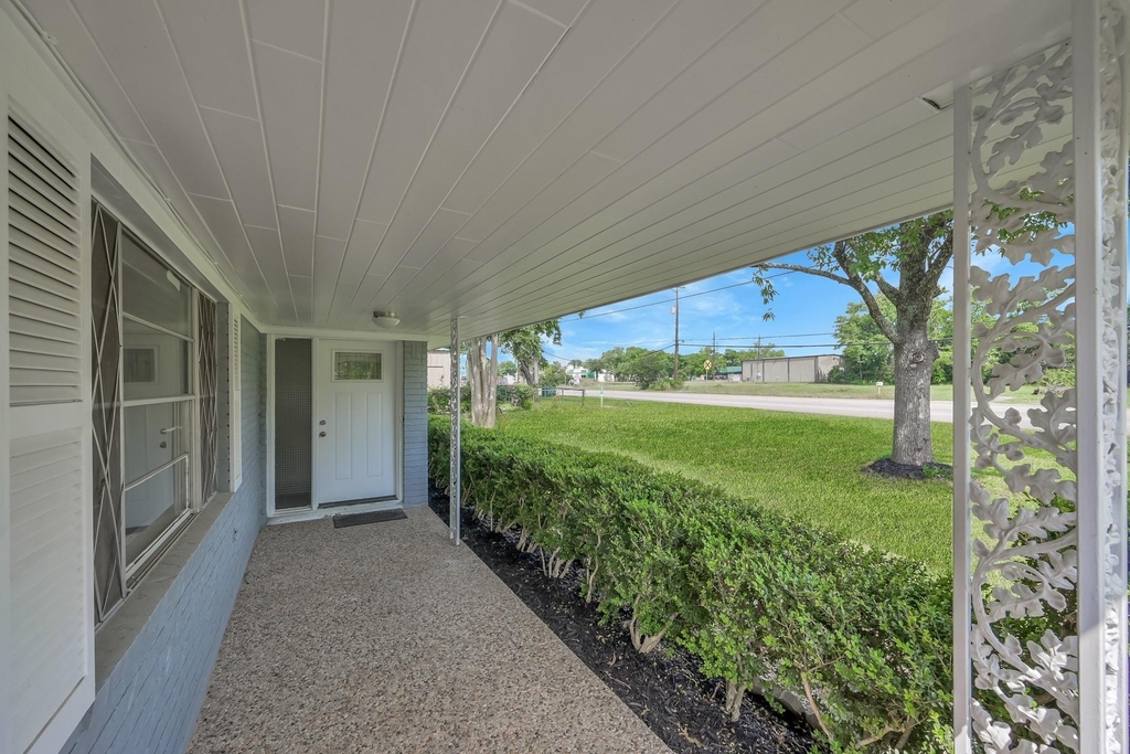 206 E Powell Street - Photo 2