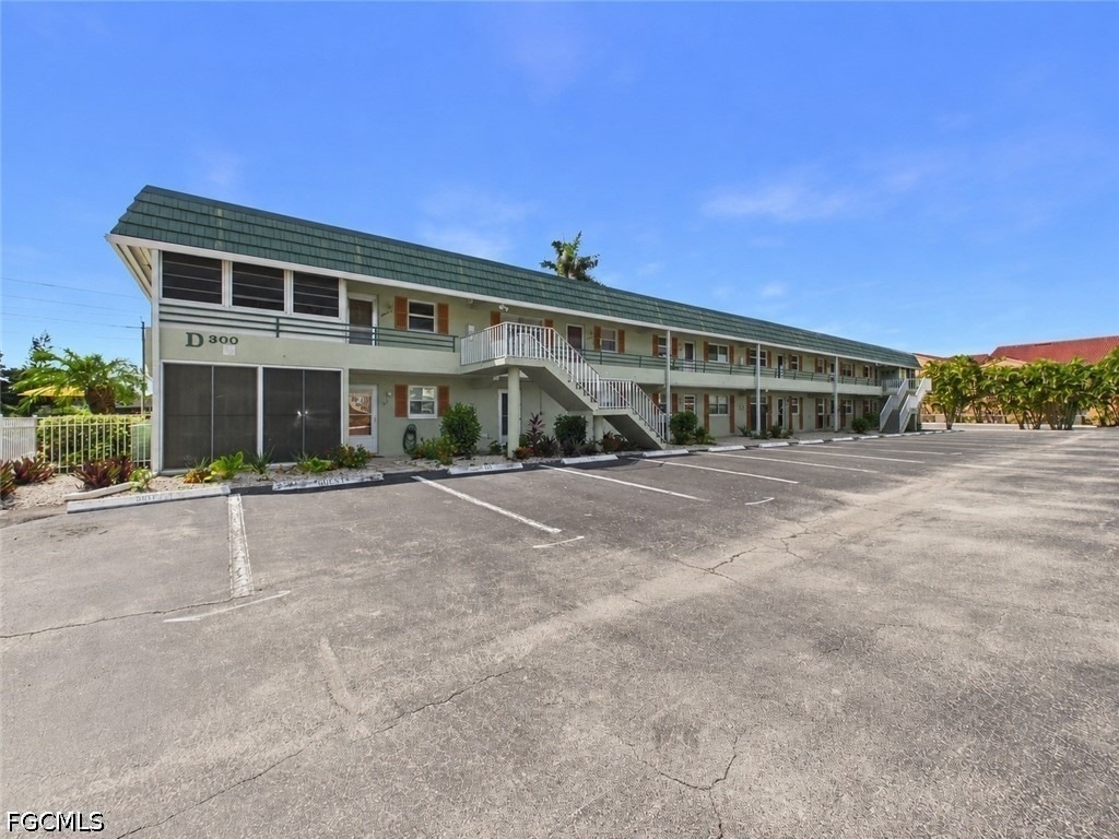 300 Valley Stream Drive - Photo 0