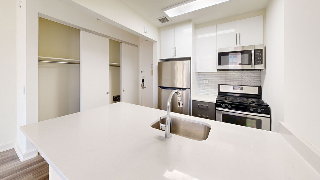 10 Hanover Square - Photo 1