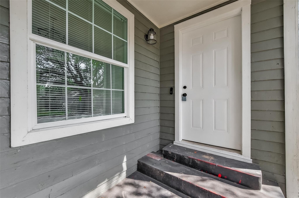 714 E Humble Street - Photo 1