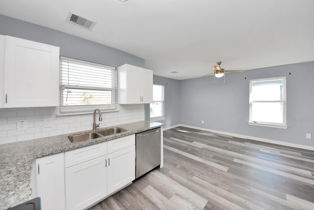 618 Maple Way - Photo 14