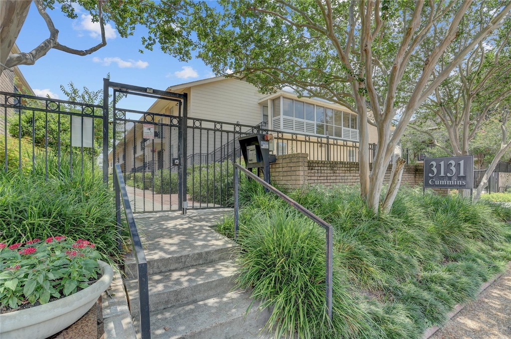 3131 Cummins Street - Photo 0
