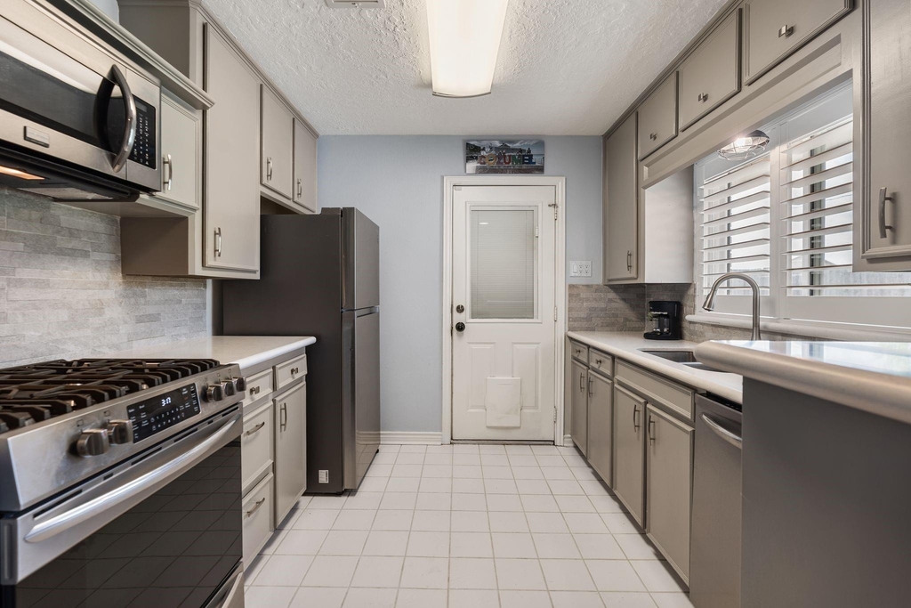 1214 W 31st Street - Photo 12