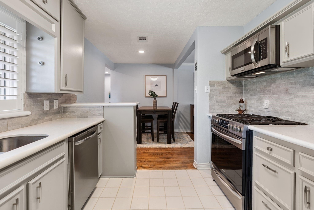 1214 W 31st Street - Photo 2