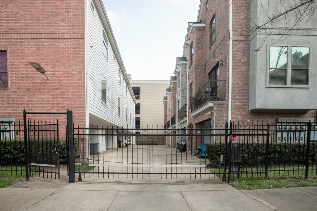 202 Mcgowen Street - Photo 3