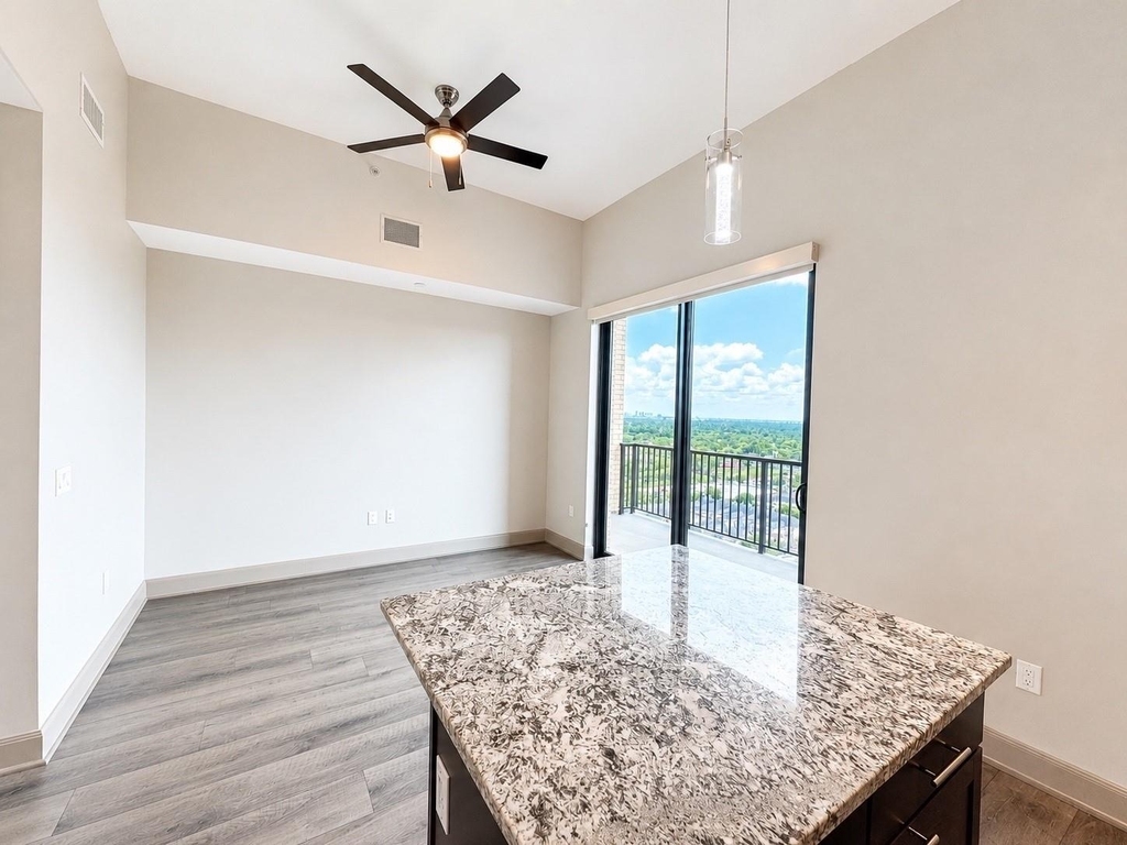 9787 Katy Freeway - Photo 0