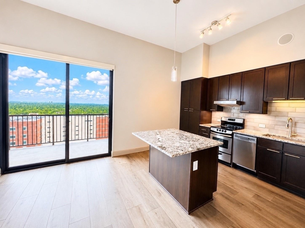 9787 Katy Freeway - Photo 1