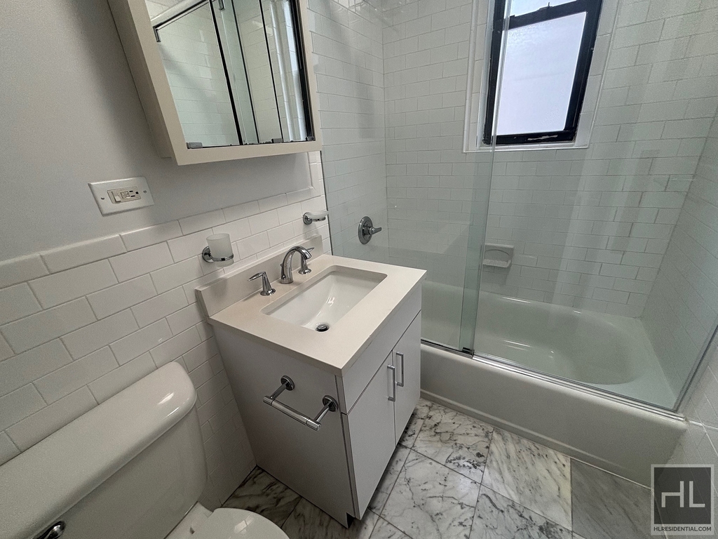 East 46 Street - Photo 4