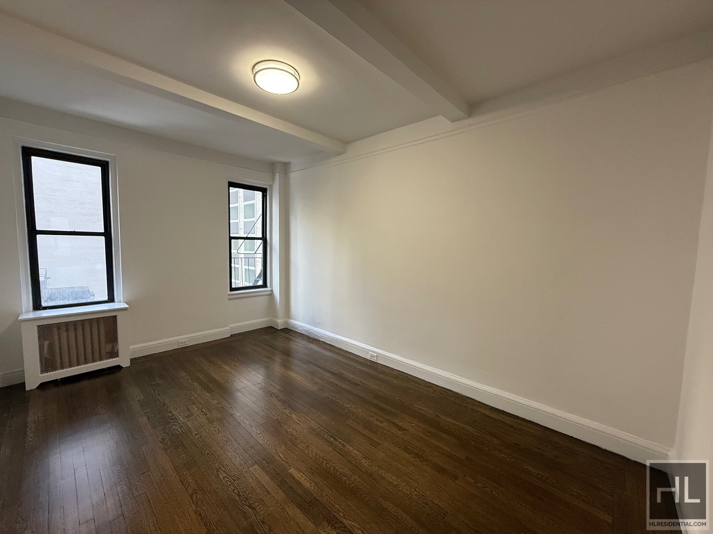 East 46 Street - Photo 0