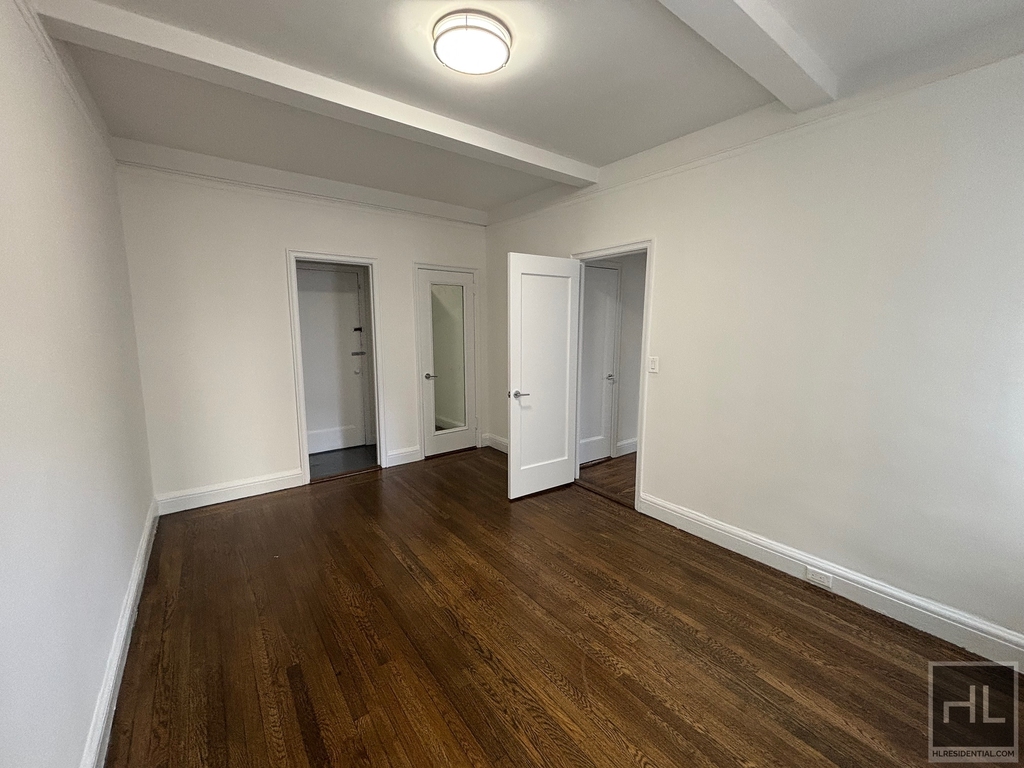 East 46 Street - Photo 3