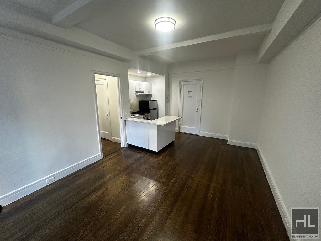 East 46 Street - Photo 2