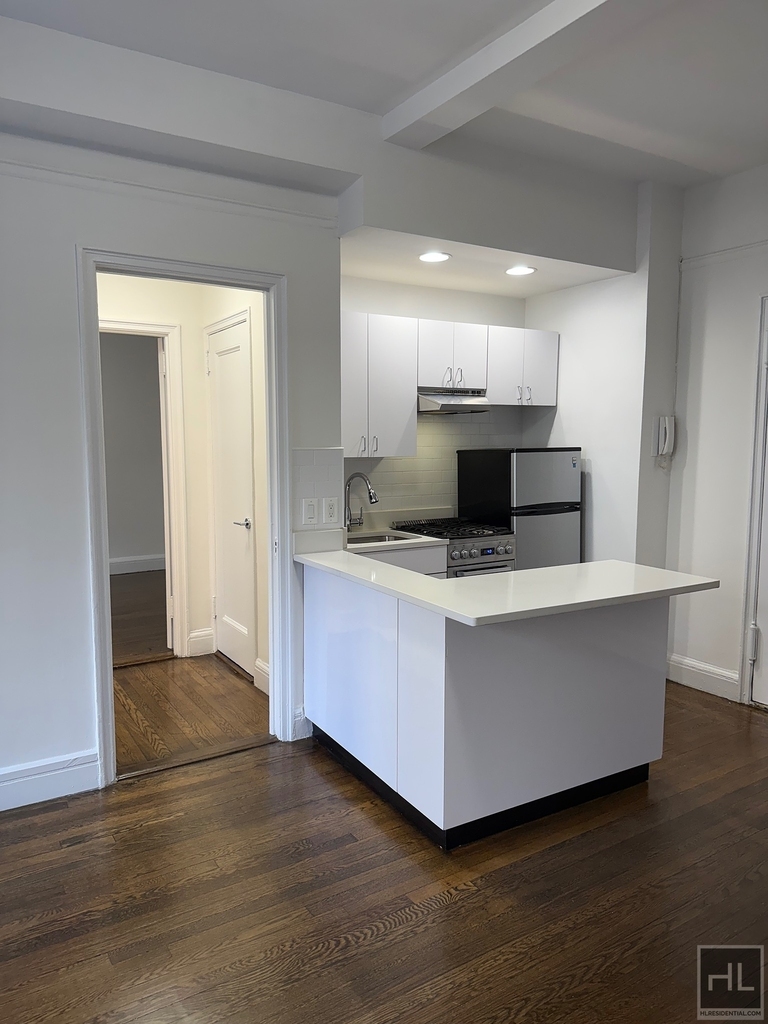East 46 Street - Photo 1