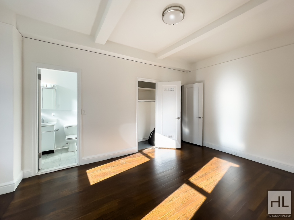 East 46 Street - Photo 2