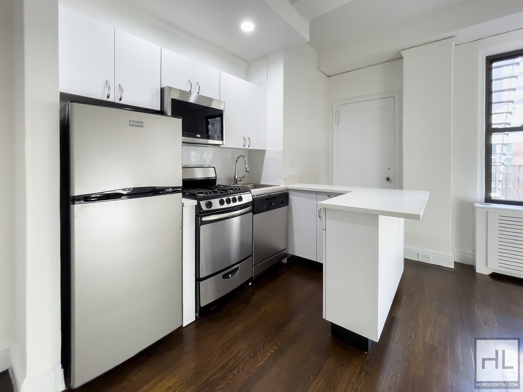 East 46 Street - Photo 1