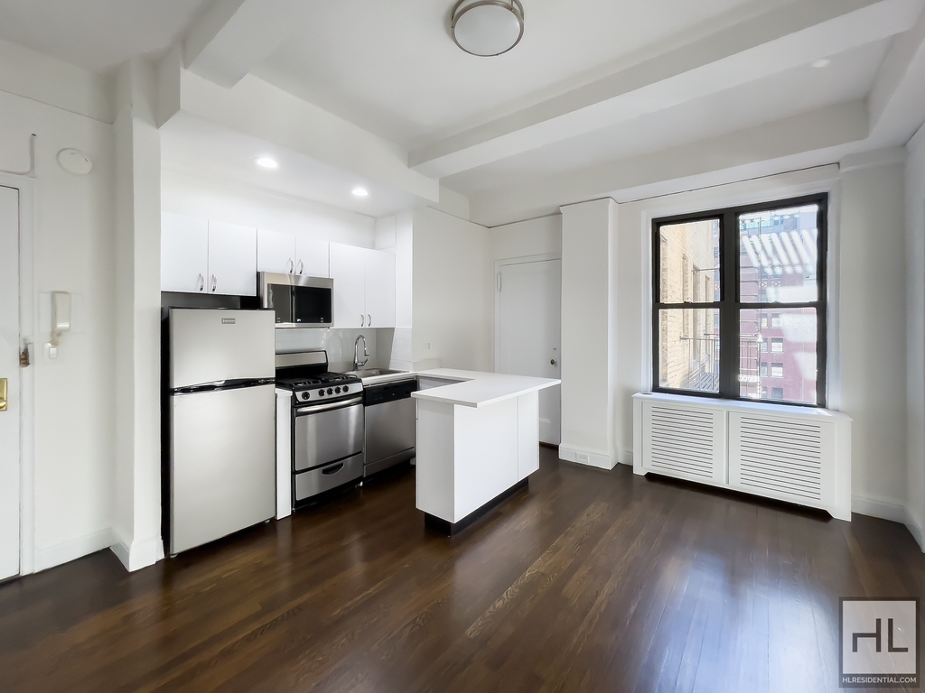 East 46 Street - Photo 0