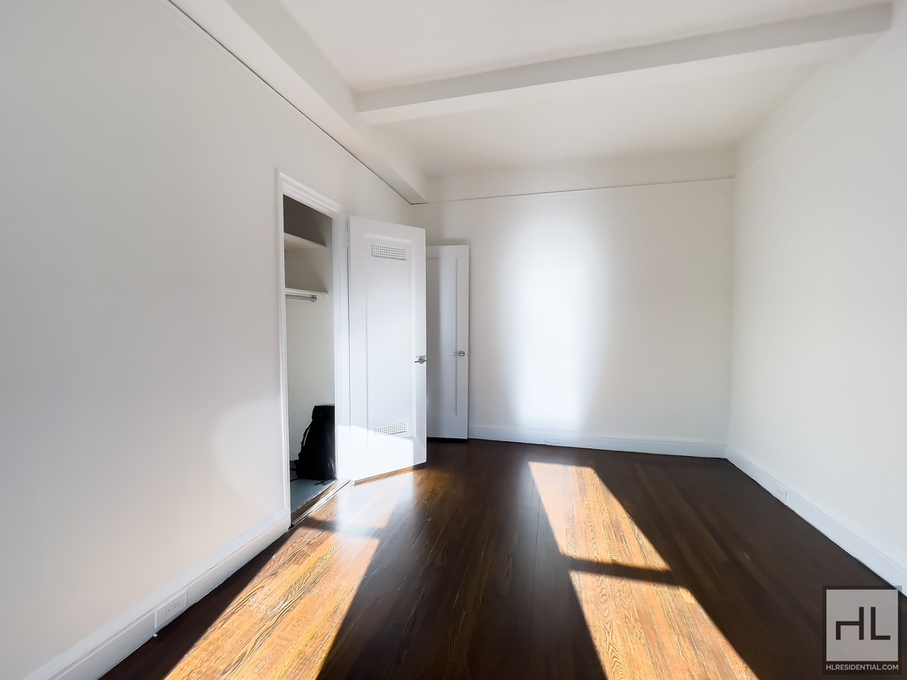 East 46 Street - Photo 3