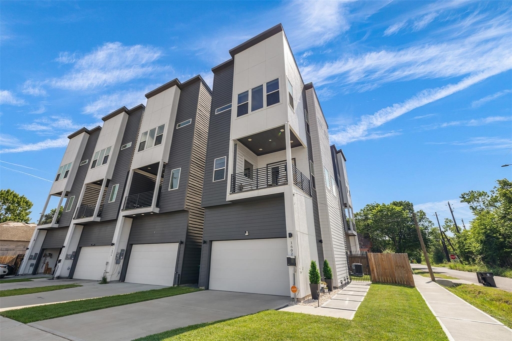 1602 Mary Street - Photo 2
