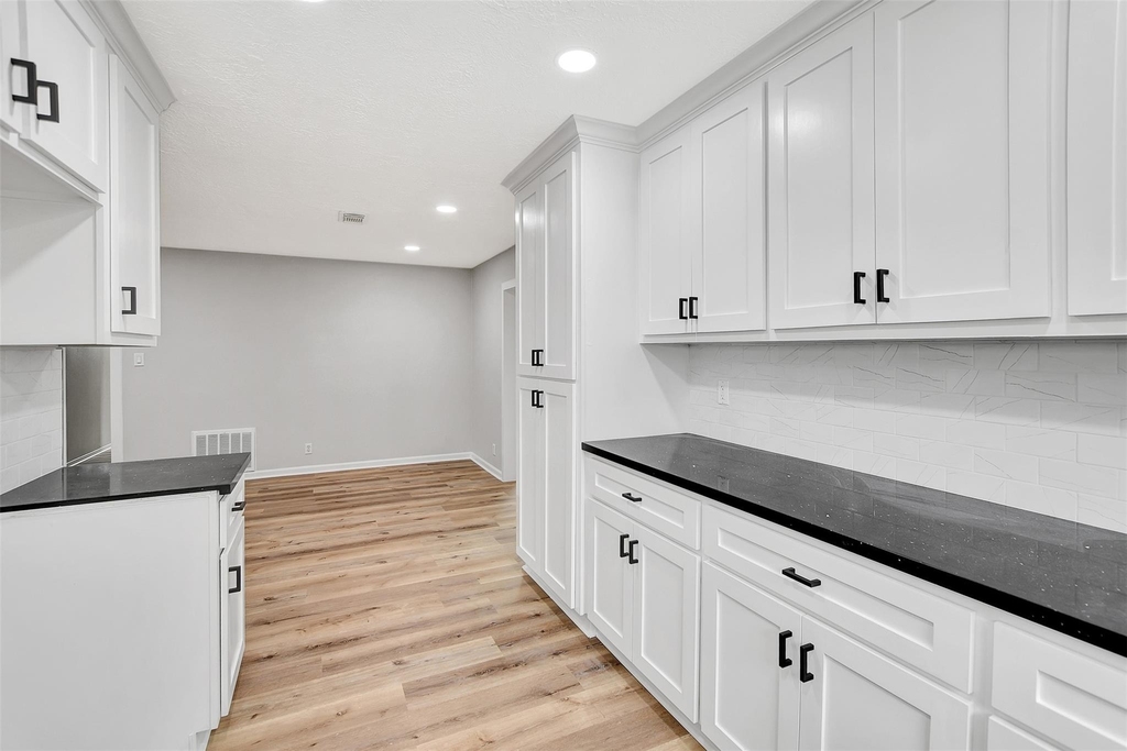 704 Teabury Avenue - Photo 15