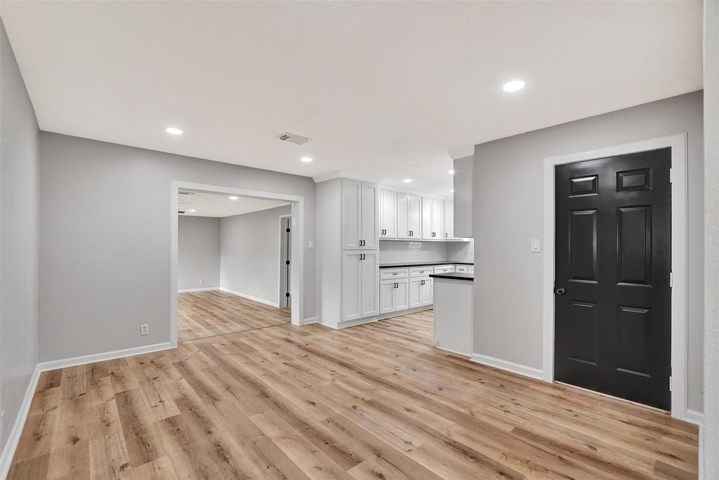 704 Teabury Avenue - Photo 6