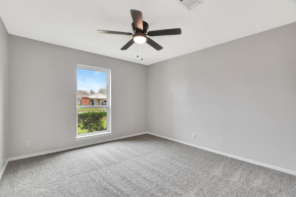704 Teabury Avenue - Photo 29
