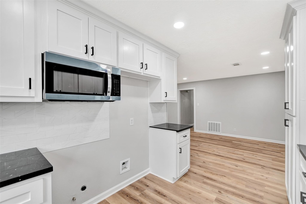704 Teabury Avenue - Photo 14