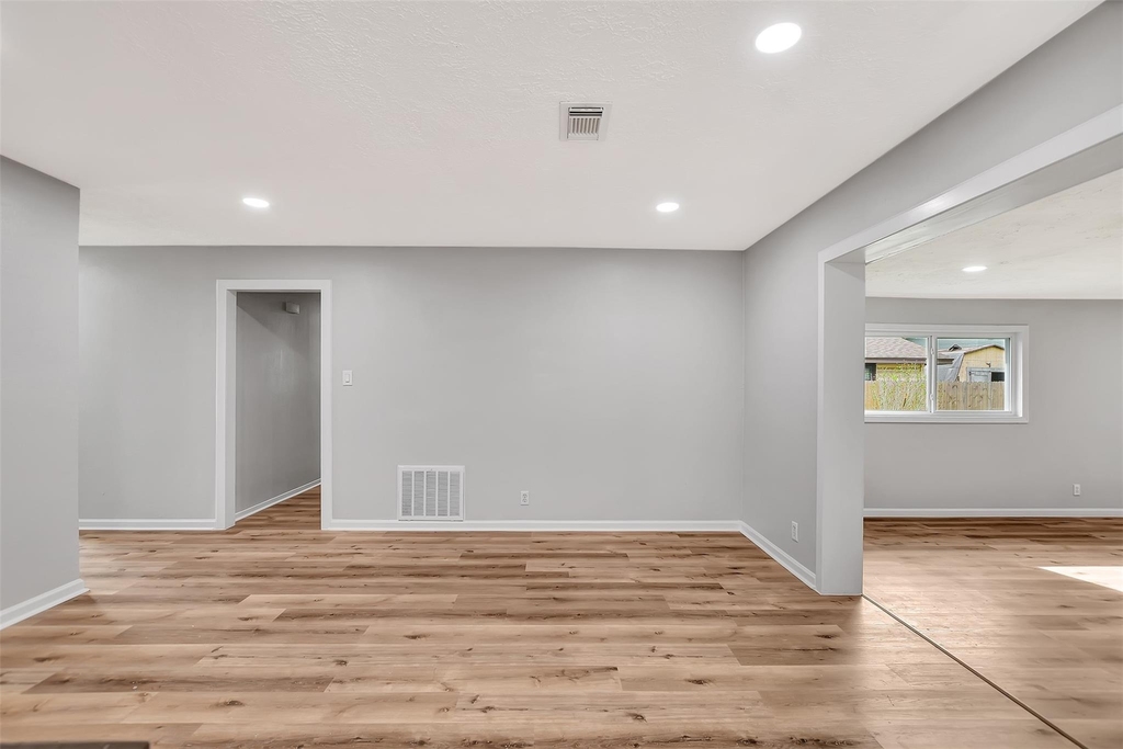704 Teabury Avenue - Photo 9