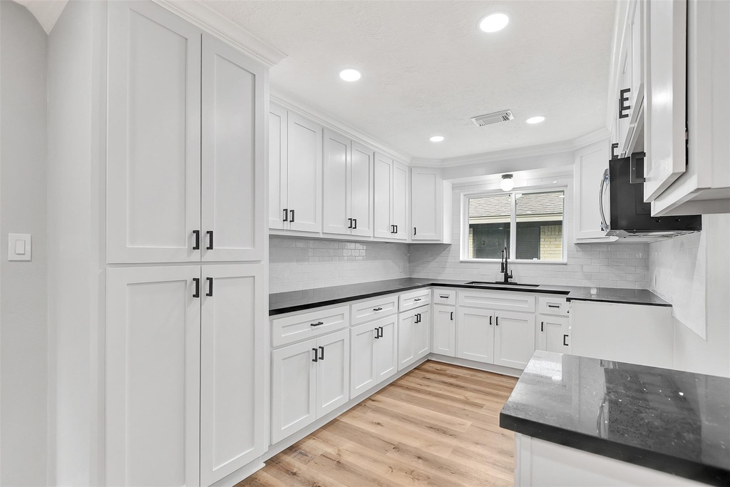 704 Teabury Avenue - Photo 12