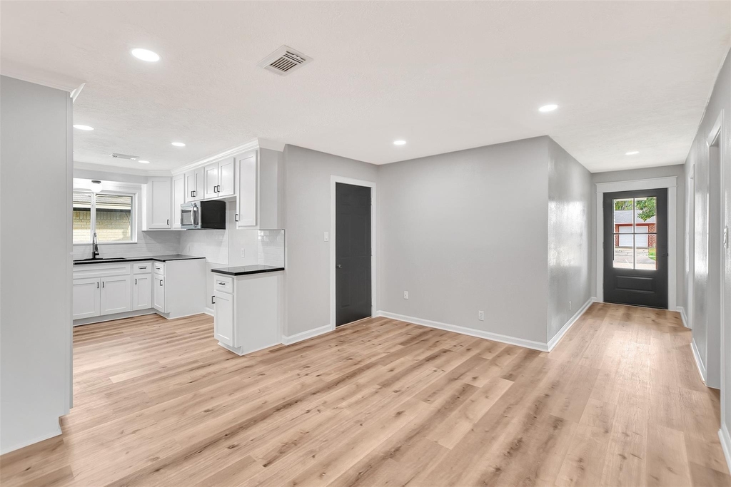 704 Teabury Avenue - Photo 8