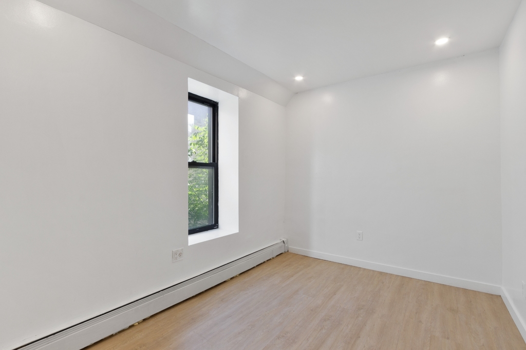 879 Dekalb Avenue - Photo 4